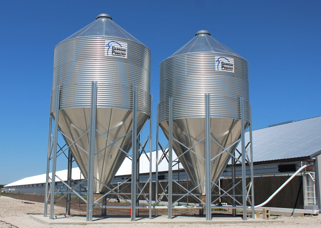Hog Slat® Bulk Feed Tank Bins reliably store one of the most important inputs on your farm, feed. Built with heavier gauge metal, a thicker galvanized coating and an industry leading warranty.
