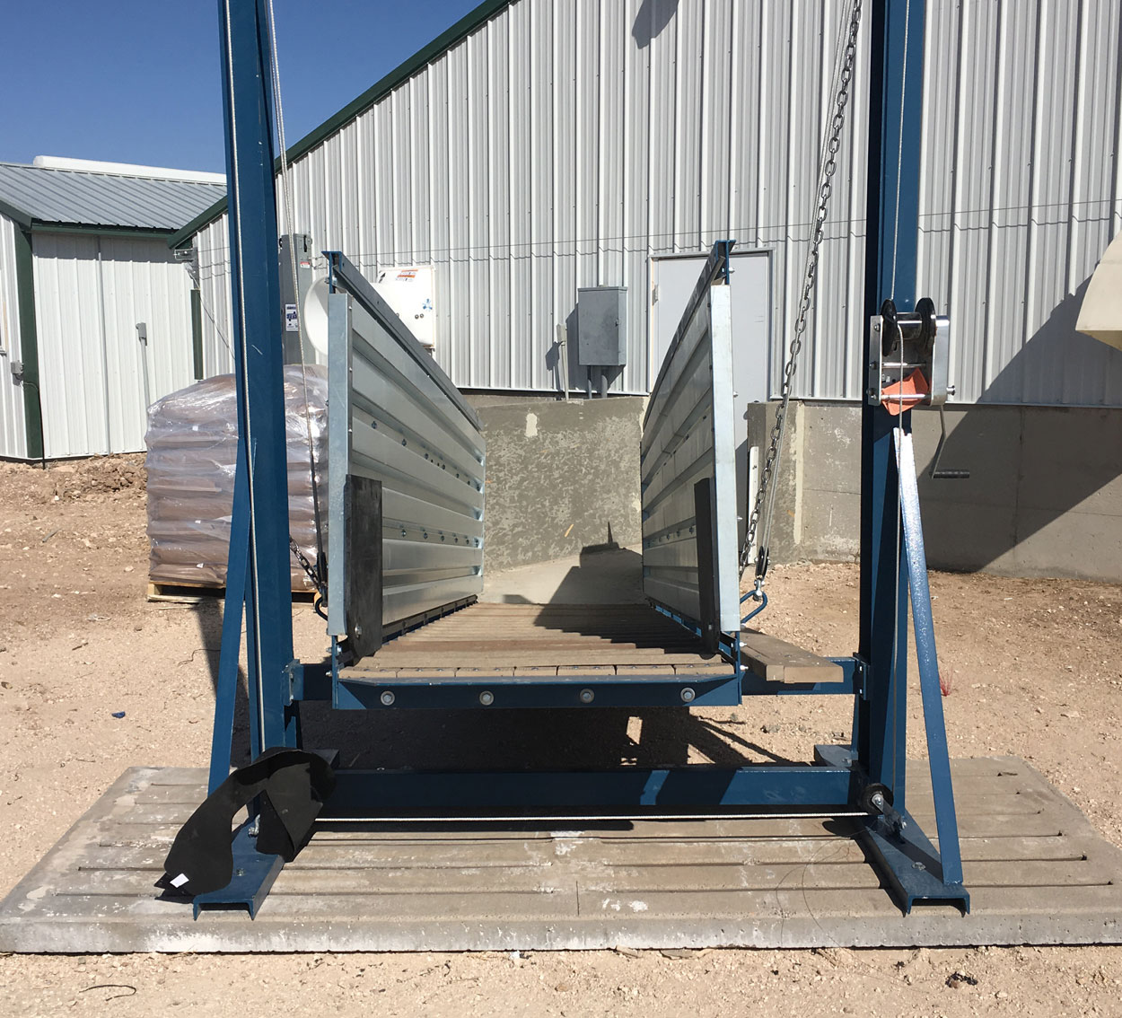 Loading crew personnel can navigate the chute and control pig flow using the walk board mounted on the exterior of all outside walkway chute models.