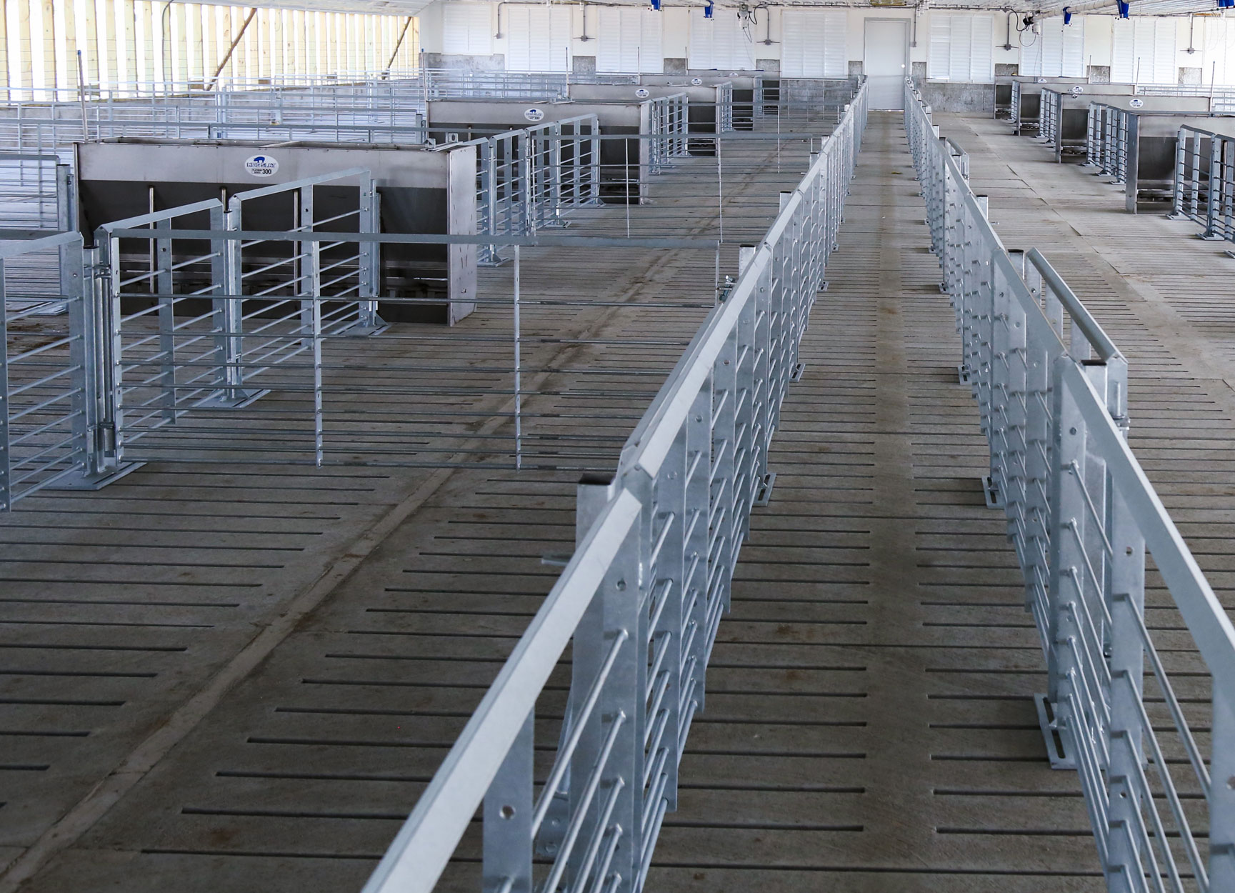 Hog Slat gating is available in options to meet all common integrator penning layouts and can be built to fit specific barn layouts as needed.