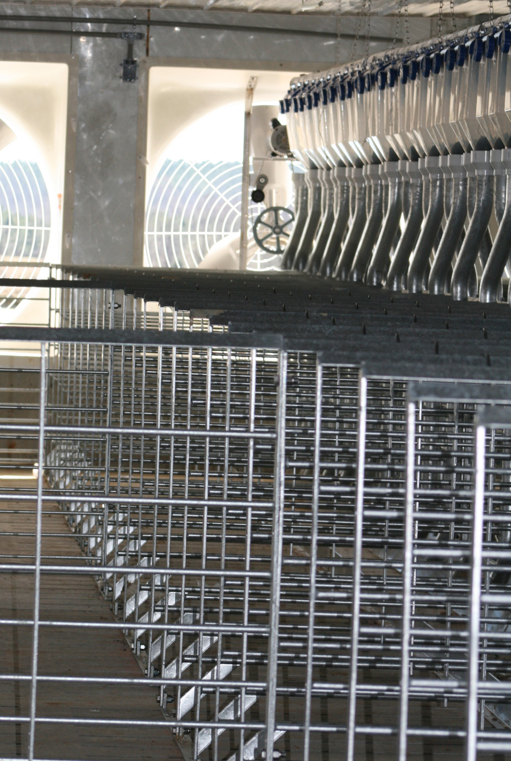 Hog Slat stanchions for group sow housing are designed to be bolted together during assembly. Our bolt-together installation process uses pre-punched floor and top-bar straps that ensure squared equipment with proper spacing, alignment and fit.
